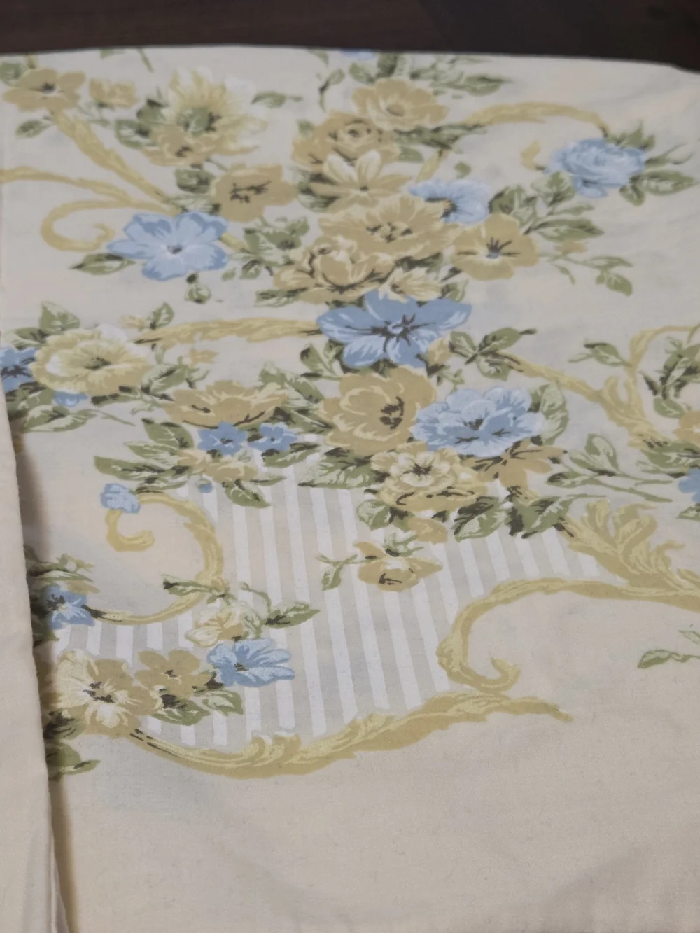 2 VTG UTICA  FLORAL STANDARD PILLOWCASES 1 Embellished Case